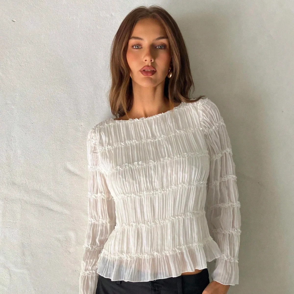 Camisa beige elegante con detalles de encaje