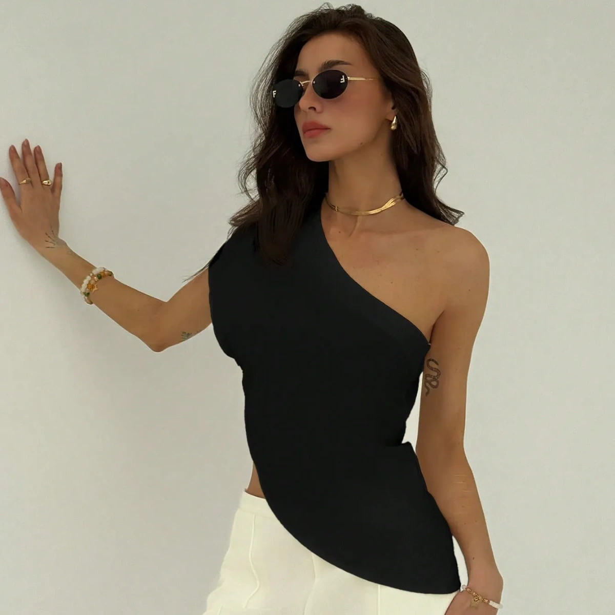 Blusa casual negra de un hombro con corte asimétrico