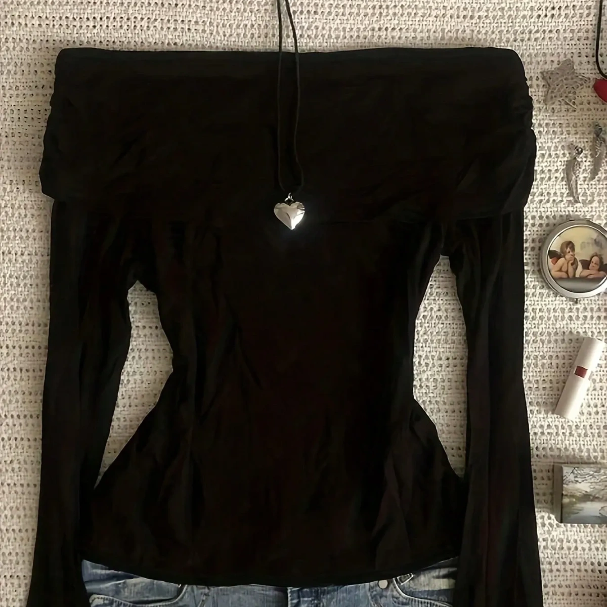 Top de manga larga con hombros descubiertos negro