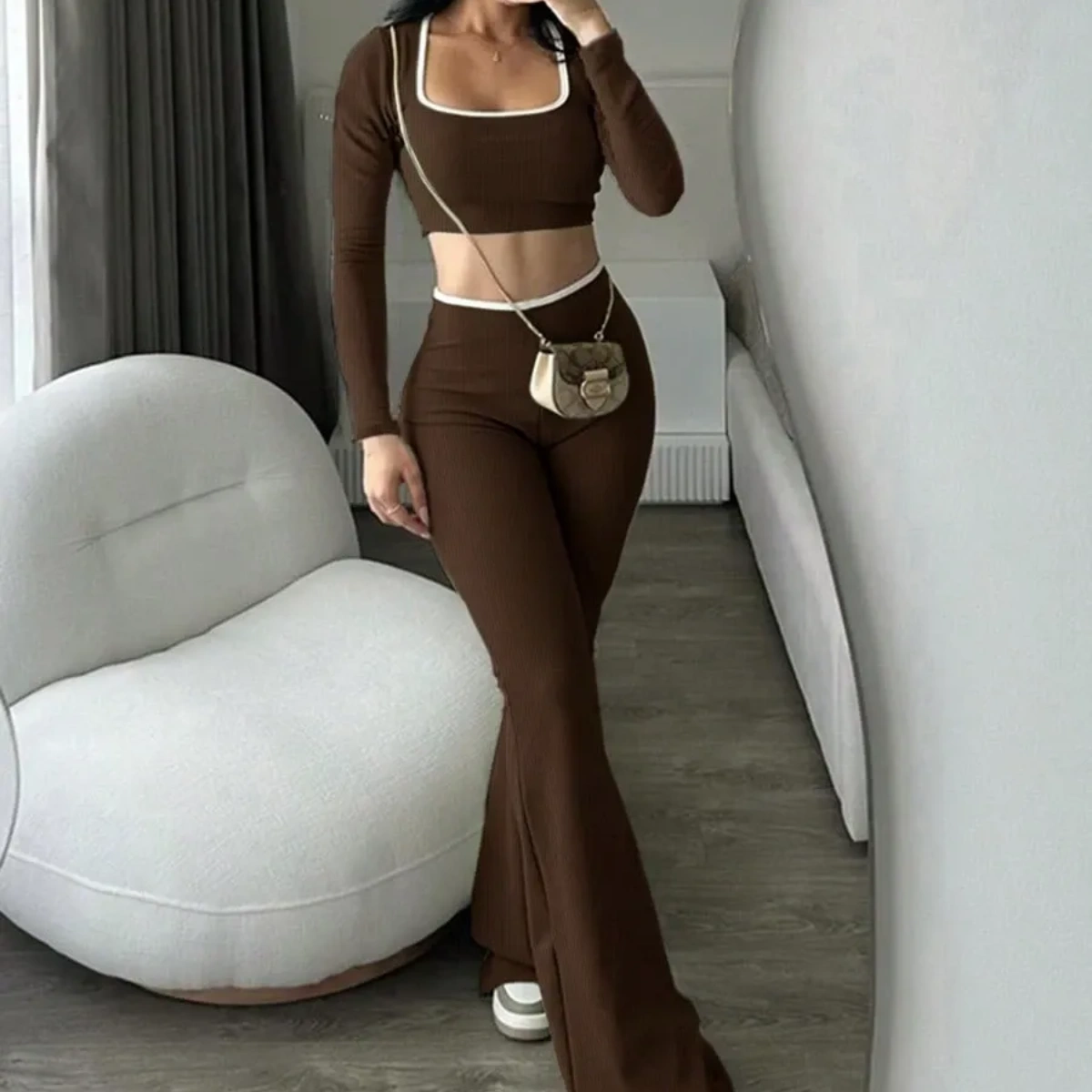 Conjunto deportivo de top manga larga y pantalones acampanados