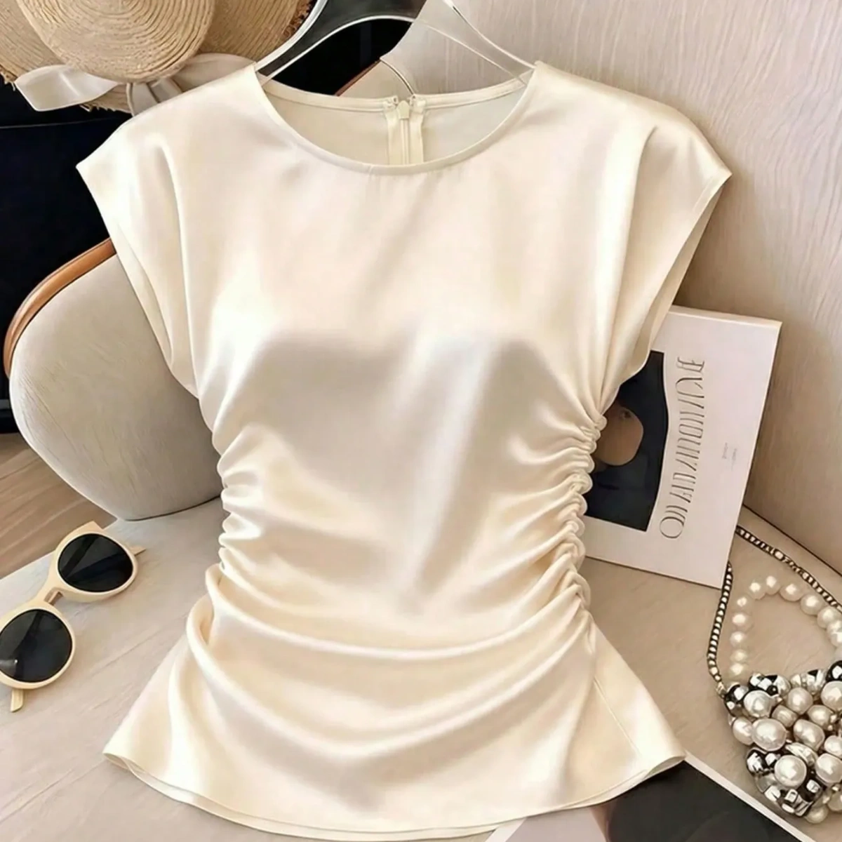 Camisa de satín manga corta cuello redondo elegante