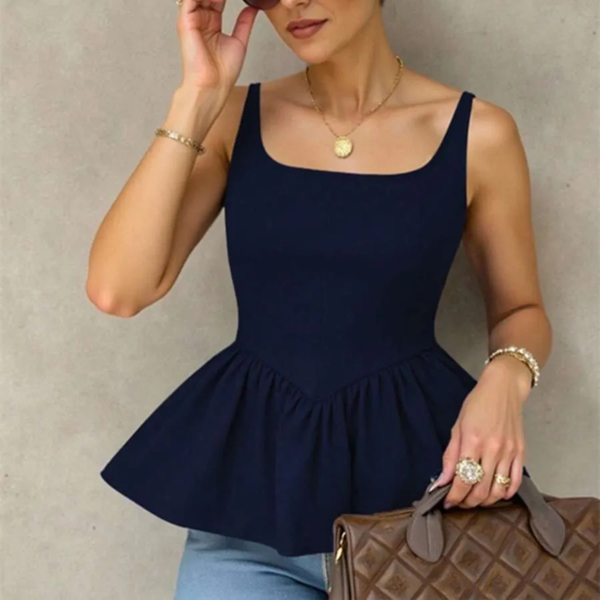Blusa azul de silueta con detalle de vuelito