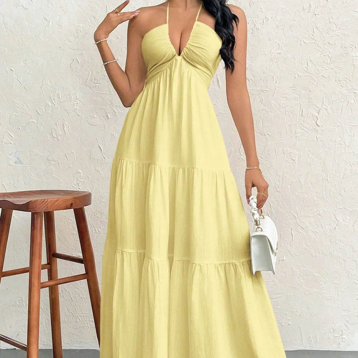 Vestido de gasa con cuello halter y espalda descubierta con cordones