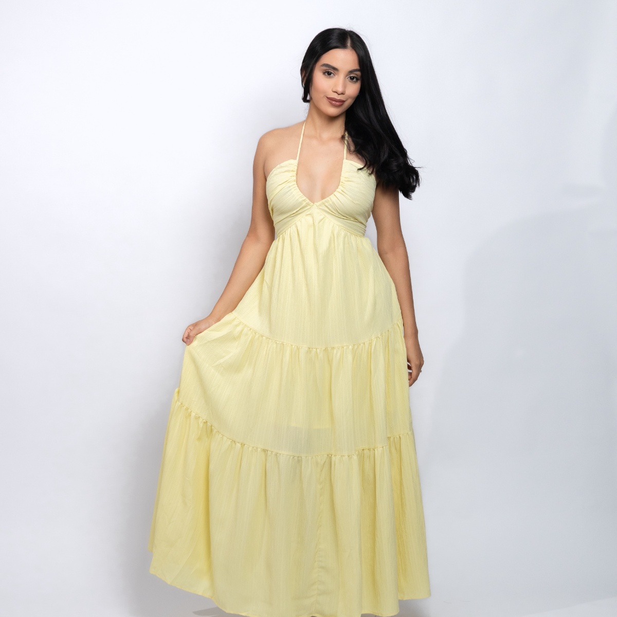 Vestido de gasa con cuello halter y espalda descubierta con cordones