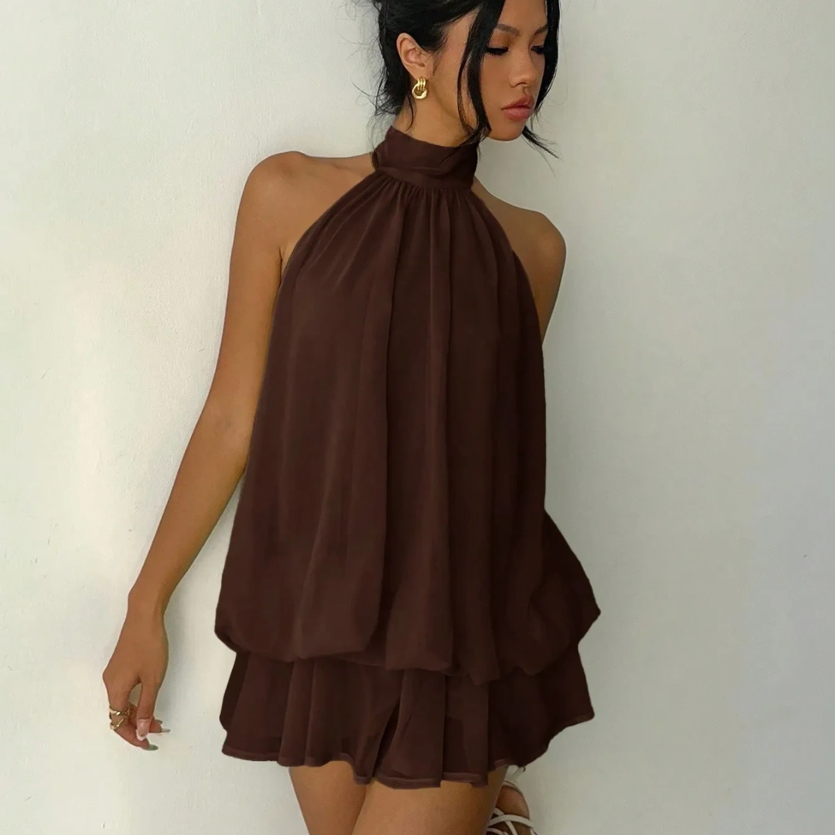 Vestido mini elegante de mujer con cuello halter y lazo color marrón