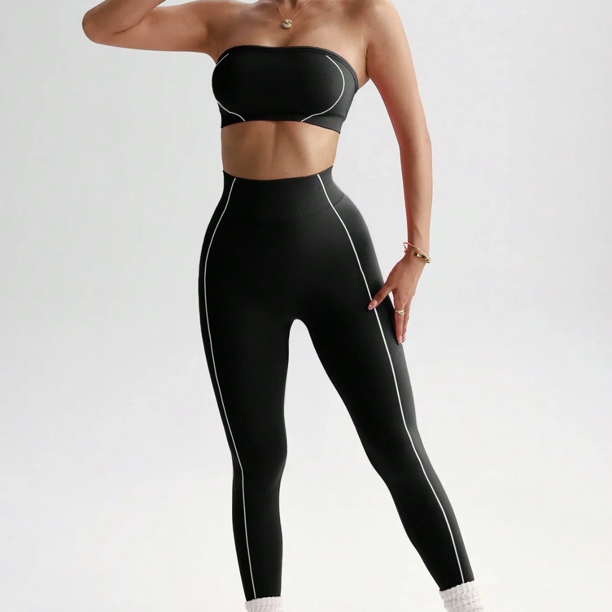 Conjunto deportivo negro sin costuras con rayas blancas y top corto