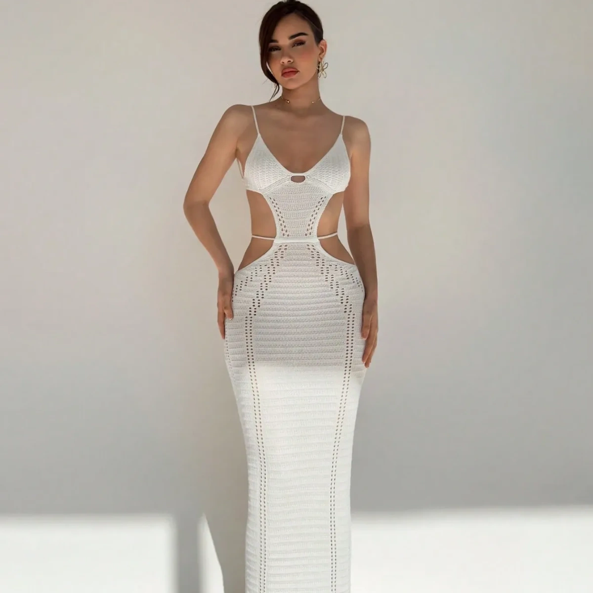 Vestido de verano ajustado color blanco con escote en U y tirantes calados