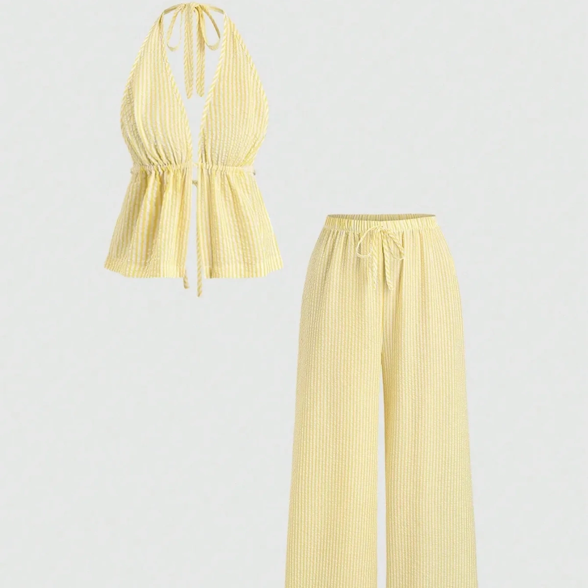 Conjunto de top corto con  tirantes y pantalones de pierna ancha