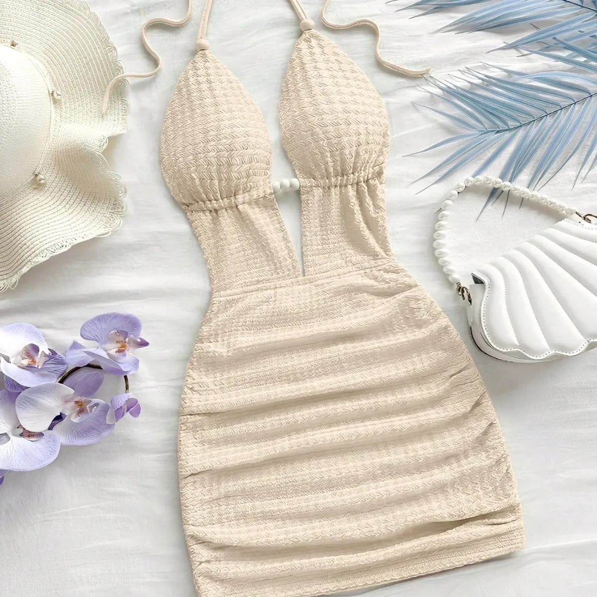 Vestido mini ajustado de color beige y espalda descubierta