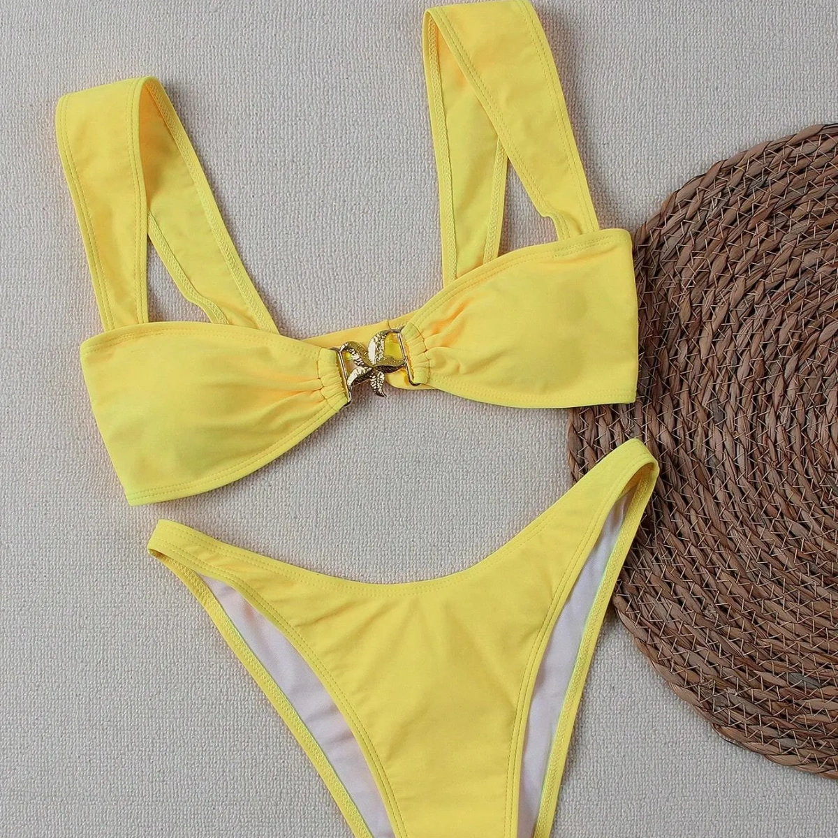 Traje de baño de bikini con tirantes anchos y decoración de estrella de mar amarilla