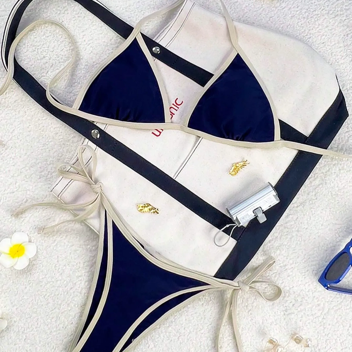 Traje de baño de Bikini azul con orillas blancas