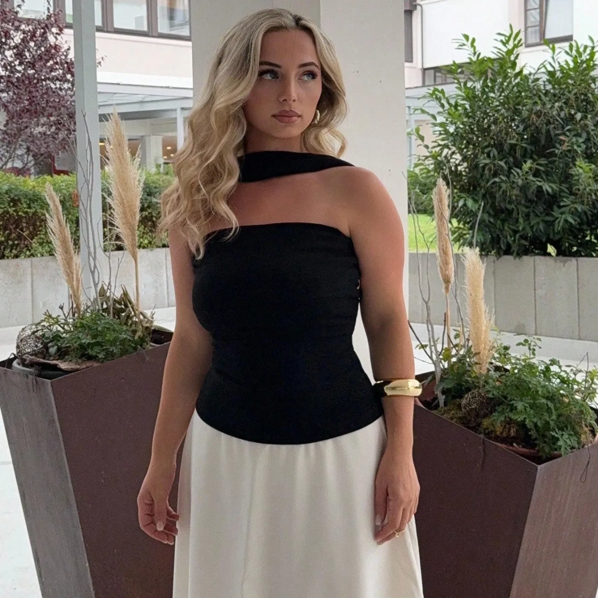 Camisa de cuello negra con espalda abierta