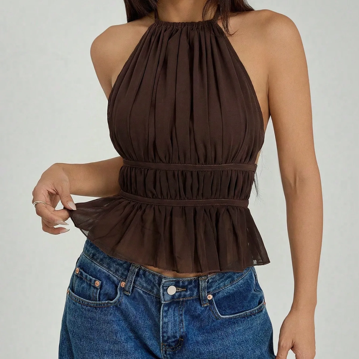 Top Café sin espalda con cuello y cintura anudada con pliegues