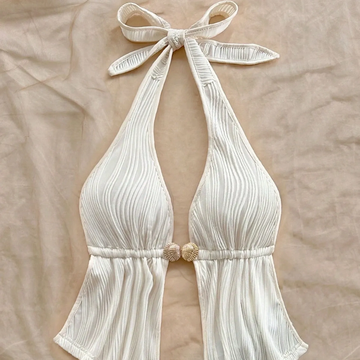 Camisa sin espalda de mujer con cuello en V y decoración metálica