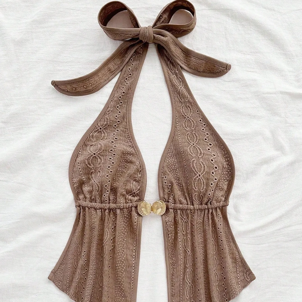 Camisa Café sin espalda de mujer con cuello en V y decoración metálica