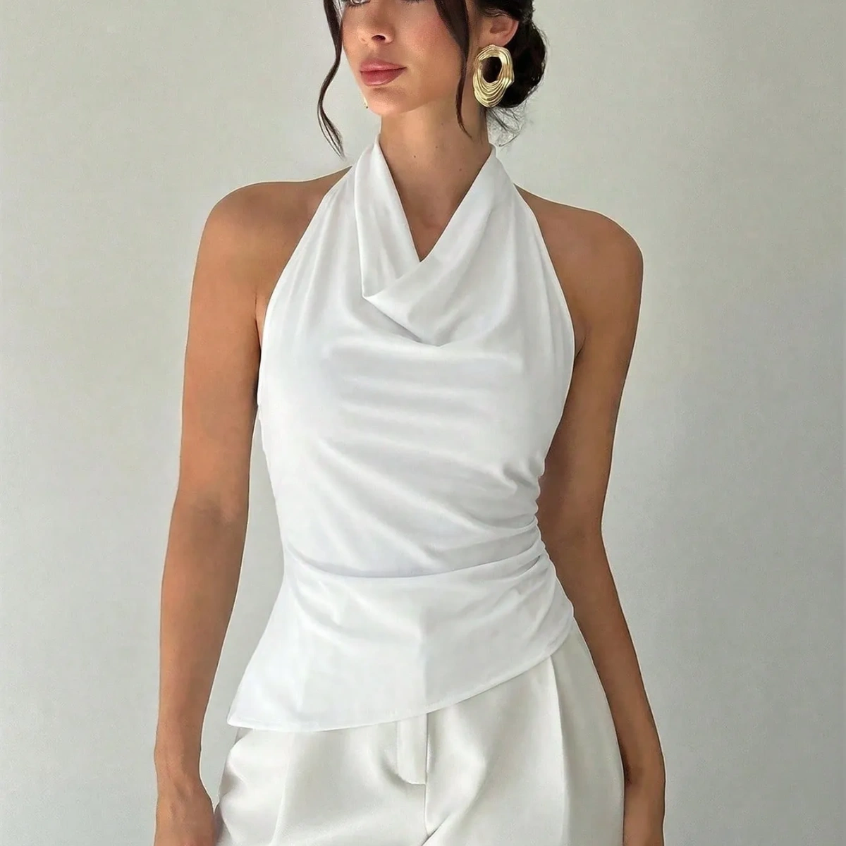 Camisa de cuello blanca con espalda descubierta de seda